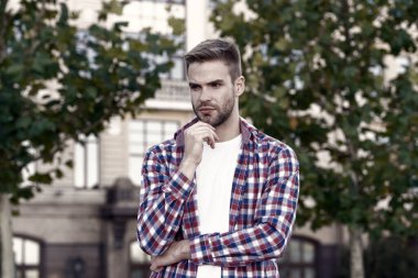 Sakalla daha çekici oluyor. Ciddi bir adam sakallı, şehir dışı bir yere dokunuyor. Sakallı ve bıyıklı traşsız adam. Sakal büyütme ürünleri. Berber dükkanı. Kuaför salonu. Erkekler tımar ediliyor.