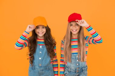 Modern moda. Çocuk modası. Kızlar uzun saç şapka giymek. Sevimli çocuklar şapka snapback şapka giymek. Beysbol şapkası takan küçük kızlar. Eşleşen kıyafetler. Modaya uygun ve süslü. Moda dükkanı. Aksesuar olmalı.