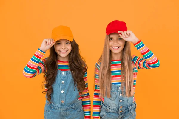 Moderne Mode Kindermode Mädchen Lange Haare Tragen Mütze Niedliche Kinder — Stockfoto