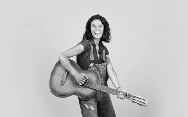 Zenetanár Boldog Gyönyörű Hölgy Gitározik Zene Ének Női Country Énekes — Stock Fotó