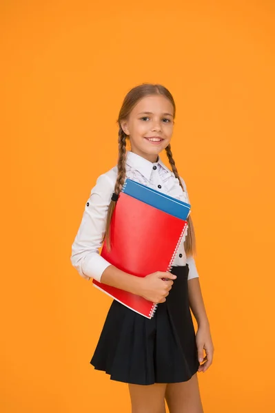 Basisniveau Gelukkig Schoolmeisje Houden Schoolboeken Gele Achtergrond Klein Schoolmeisje Terug — Stockfoto