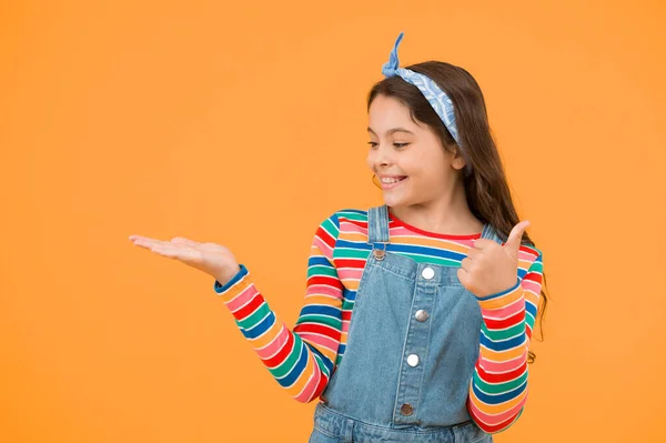 Reklám Koncepció Termékpromóció Gyerekeknek Termék Elindítása Termékbemutató Gyerek Boldog Mosolygós — Stock Fotó
