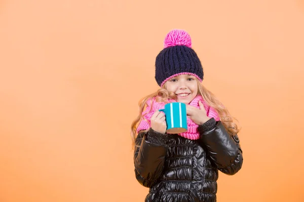 Девушка Шляпе Розовый Шарф Черная Куртка Кружкой Горячие Напитки Холодную — стоковое фото