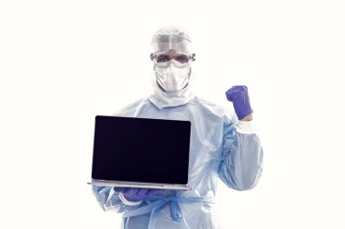 Gerçekten iyi sonuçlar. Kendini izole etme ve karantina sırasında bilgisayarın başında çalışıyor. Coronavirüs salgını ve covid salgını. Evde kal. Mesafe doktoru yardım. Korumada epidemiyoloji uzmanı