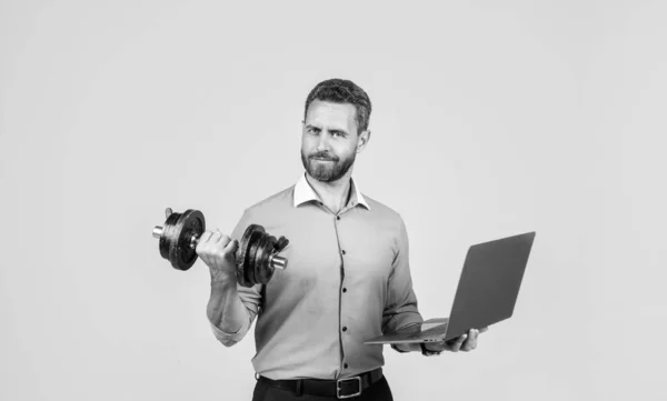 Multitasking Fähigkeiten Professionelle Mann Heben Hantel Mit Laptop Multitasking Fernarbeit — Stockfoto