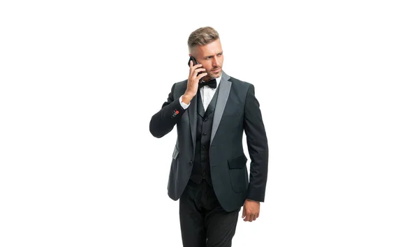 Zajęty Gentleman Smokingu Mówić Przez Telefon Odizolowany Białym Tle — Zdjęcie stockowe