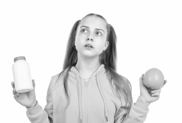 Teenie Mädchen Wählen Zwischen Orangenfrüchten Und Vitaminpille Glas Flasche Isoliert — Stockfoto