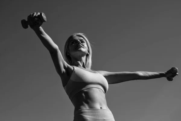Atletische Vrouw Fitness Houden Halters Het Stadion Biceps — Stockfoto