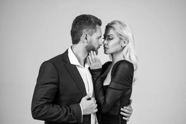 男と女が抱き合ってキスし合う夫婦関係 — ストック写真