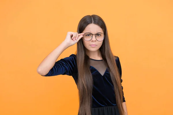Nerd Trägt Schutz Ernsthafte Teenager Mädchen Tragen Eine Brille Wegen — Stockfoto
