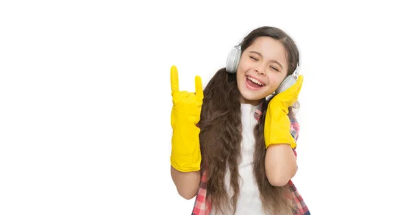 楽しんでるよ 家庭をより楽しくする 掃除や踊り 再生音楽は半分にクリーニング時間を削減することができます 女の子は掃除のためにヘッドフォンや保護手袋を着用 音楽と掃除の家を聴く — ストック写真