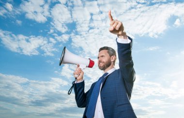 İş adamı arka planda hoparlörden bağırıyor. işaret parmağı.