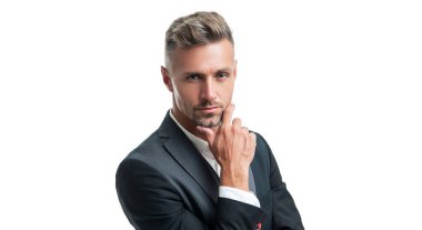 Zengin smokinli hırslı damat beyaz arka planda izole edilmiş..