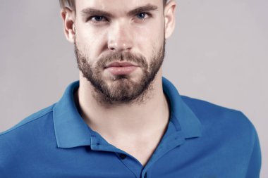 Sakallı ve bıyıklı adam. Sağlıklı genç cilt sakallı adam. Maço tıraşsız yüzü. Sakal bakım ve bakım berber dükkanı ya da salon. Cilt Bakımı ve mens güzellik kavramı.