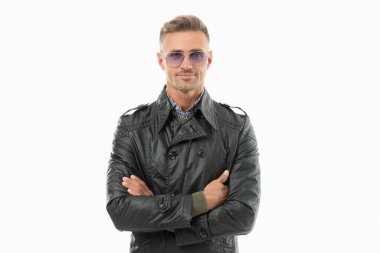 Beyaz arka planda izole edilmiş gözlüklü, mutlu, kır saçlı bir adam. Palto giymiş kır saçlı bir adam. Yetişkin, boz saçlı, havalı adam. Grimli adamın stüdyo çekimi.