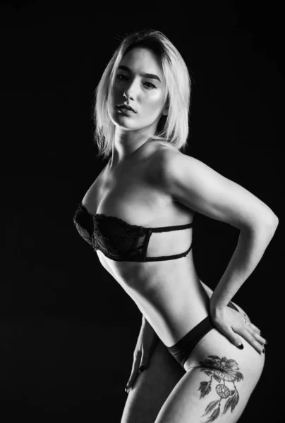 Seksowna Dziewczyna Elastyczne Ciało Kobieta Nosi Czarny Stanik Majtki Moda — Zdjęcie stockowe