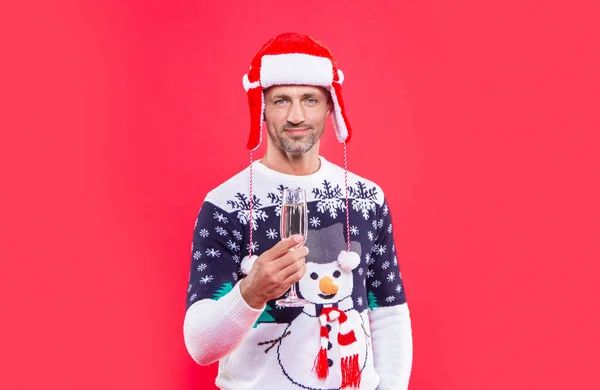 Noel Şapkalı Mutlu Adam Şampanyayla Tezahürat Yapıyor Kırmızı Arka Planda — Stok fotoğraf
