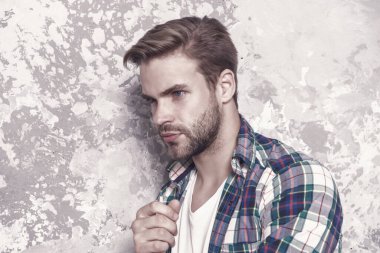 Bazı düşüncelerim var. Erkeklerin şehveti. Seksi adam gündelik tarzda. Maço erkek grunge geçmişi. Erkek moda koleksiyonu. Karizmatik öğrenci kareli gömleği. Tıraşsız adam görünüşüne dikkat eder. berber dükkanı konsepti.
