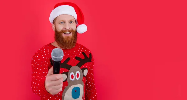 Szczęśliwy Brodaty Mężczyzna Stroju Świątecznym Daje Studio Mikrofonu Odizolowany Czerwono — Zdjęcie stockowe