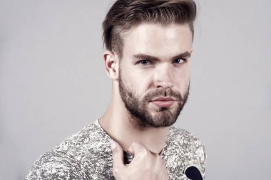 Maço sakallı yüzü ve şık saç, saç kesimi. Tshirt gri arka plan üzerinde adam. Kuaför Salonu, berber. Moda, Stil, eğilim. Damat, erkek güzellik kavramı.