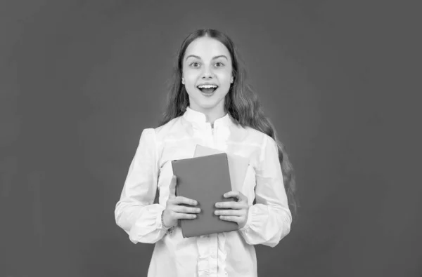 Verbaasd Kind Wit Shirt Klaar Studeren Doen Huiswerk Met Boek — Stockfoto