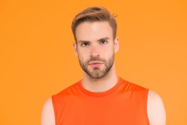 Spor elbiseli genç bir sporcunun şık saçları ve modası var..