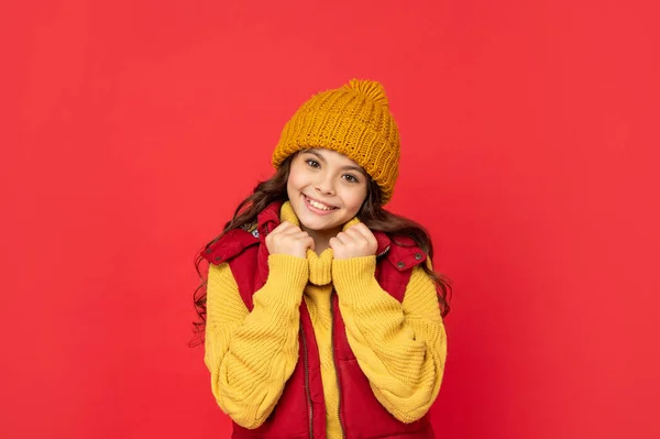 Χαμογελαστό Παιδί Σγουρά Μαλλιά Στο Καπέλο Γυναικείο Μοντέλο Μόδας Έφηβη — Φωτογραφία Αρχείου