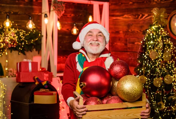 パーティーのために 髭を生やした幸せなサンタ 成熟したひげそりの自己 新年を迎えました 冬休みの週末 クリスマスを飾るんだ プレゼントの時間だ 男の装飾ボール ギフトショッピング クリスマスツリーの装飾 — ストック写真