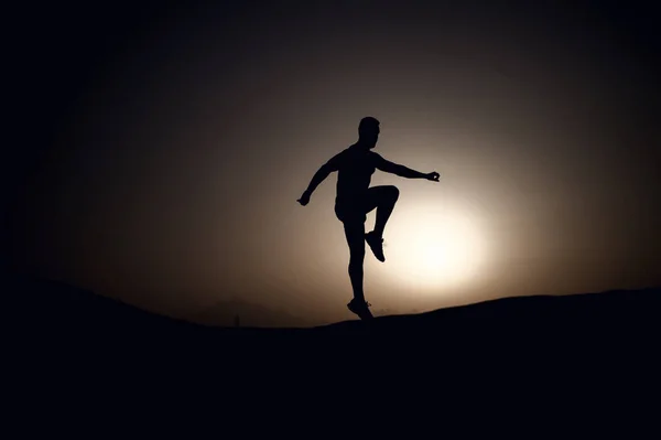 Idrottsman Med Muskulös Kropp Skymning Man Hoppa Sunset Himmel Bakgrund — Stockfoto