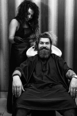 Berberdeki beyaz adam için saç ve sakal bakımı, ferahlatıcı..