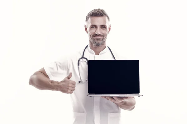 Laptoplu Erkek Terapist Steteskoplu Bir Tıp Çalışanı Başparmağını Kaldırdı Modern — Stok fotoğraf