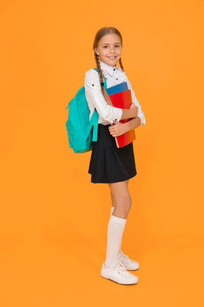 여학생은 유니폼을 준비가 학교로 격리되어 온라인 배우는 성공적 미래를 옵니다 — 스톡 사진