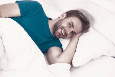 Büyük bir zevk yaşıyor. Sabah uyandıktan sonra gülümseyen bekar bir adam. Evde yatakta yatan bekar bir insan. Yatak odasında dinlenen bekar bir adam. Mutlu bekar bir hayatın tadını çıkarmak.