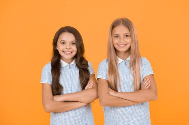 vintage tarzı. Retro üniformalı küçük kızlar. eski okul moda. Okula geri dön. uzun saçlı mutlu güzellik. mutlu çocukluk. esmer ve sarı saç sağlığı. kardeşlik. En iyi dostlar. Saç dökülmesi.