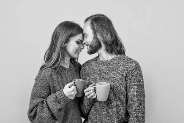 快乐的夫妻在冬天穿针织衣服 在寒冷的季节喝热饮 — 图库照片