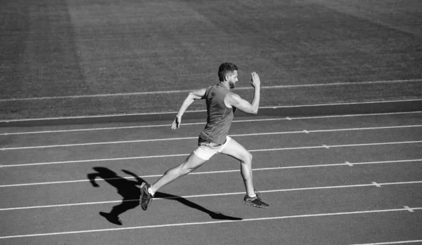 Ενεργός Αθλητικός Μυώδης Άνδρας Δρομέας Τρέχει Πίστα Υπαίθριο Στάδιο Διαγωνισμός — Φωτογραφία Αρχείου