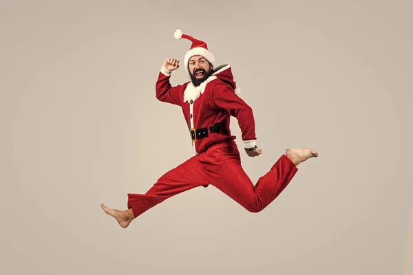 幸せな白人男性がクリスマスパーティーに飛び乗るサンタ クラス — ストック写真