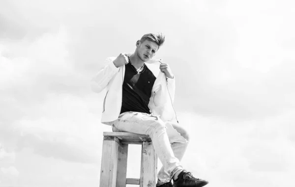白いカジュアルなファッションの服を着たハンサムな若い男 ファッション — ストック写真
