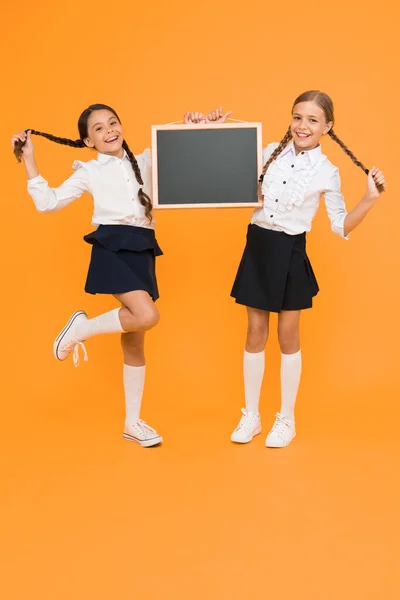 Informowanie Zmianach Szkoła Dziewcząt Słodkie Uczennice Posiadają Przestrzeń Kopiowania Tablicy — Zdjęcie stockowe