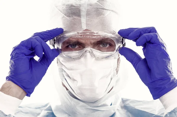 眼鏡と手術用手袋をしてる マスクの医者は白で隔離されてる 肺炎球菌感染症 ウイルスワクチンと治療 コヴィド19医療の普及です コロナIgg免疫 — ストック写真