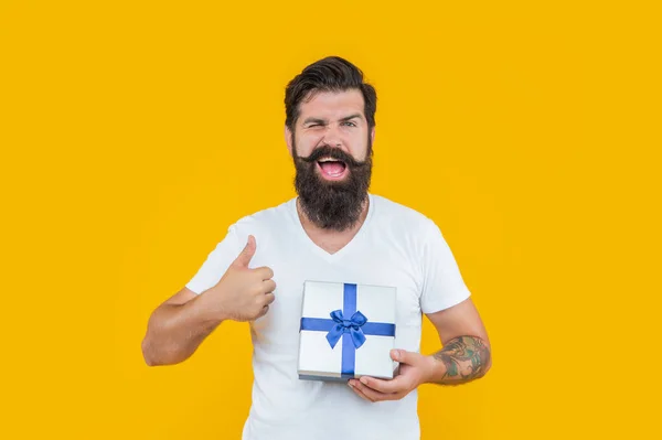 Augenzwinkernder Mann Mit Gegenwart Isoliert Auf Gelbem Hintergrund Geschenkbox Für — Stockfoto