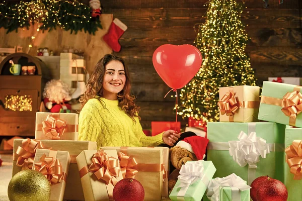 浪漫的问候爱情和浪漫 圣诞节礼物盒里的快乐女人 二月十四日是最喜欢的寒假 喜欢新年礼物 情人节快乐 女孩从瓦伦丁那儿得到了心形气球 — 图库照片