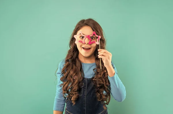 Šťastný Dospívající Dívka Kudrnaté Vlasy Držet Strana Příslušenství Brýlí Dětství — Stock fotografie