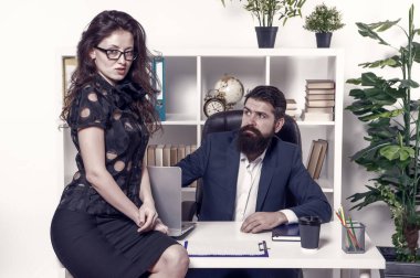 Zeki ve çekici. Seksi iş kadını yöneticilerin masasında oturuyor. Patron seksi sekretere aşık olur. Sakallı adam seksi kadına bak. Seksi çift ilişkisi. Birbirine aşık çiftler ofiste.