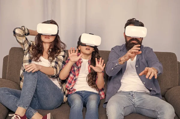 Familia Asustada Usar Gafas Sentado Sofá Casa Realidad Virtual — Foto de Stock