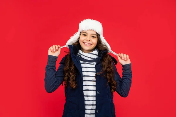 暖かい服を着た子供の肖像画です 肯定的な感情を表現する 冬のファッション 耳フラップの帽子に巻き毛のある感情的な子供 10代の女の子が — ストック写真
