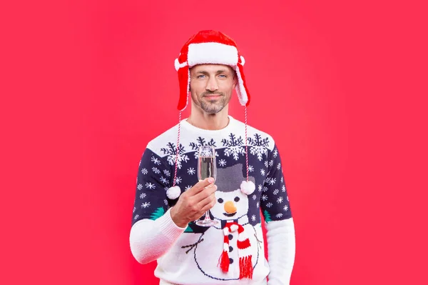 스튜디오에서 크리스마스 선물로 샴페인을 있어요 크리스마스에 샴페인하고 스웨터입은 크리스마스에 샴페인으로 — 스톡 사진
