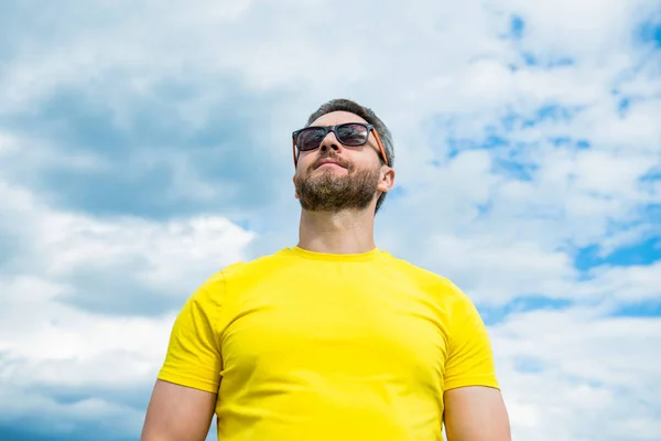 Бородатый Мужчина Желтой Рубашке Солнечных Очках Открытом Воздухе Фоне Неба — стоковое фото