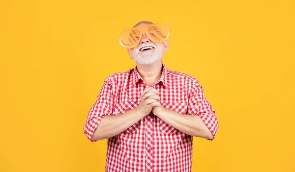 Modlící Starší Muž Stranickými Brýlemi Žlutém Pozadí — Stock fotografie