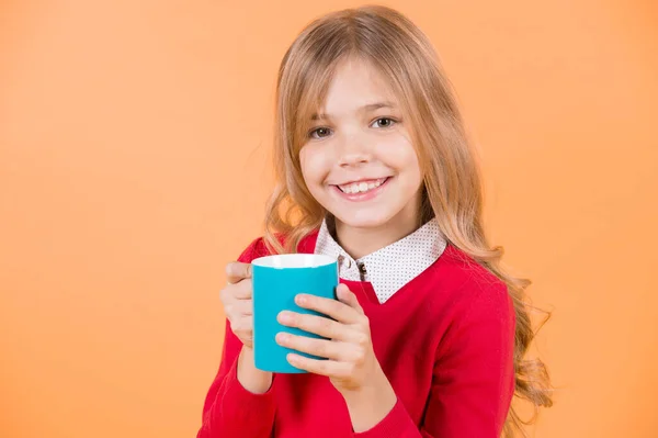 Χαμόγελο Του Παιδιού Μπλε Κύπελλο Πορτοκαλί Φόντο Κορίτσι Μακριά Ξανθά — Φωτογραφία Αρχείου